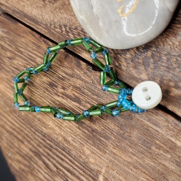 Delicate wrist bracelet y2k B2730 aqua and lime seed beaded for petite wrist - Picture 2 of 2